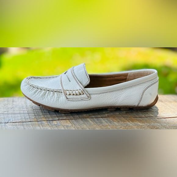 Cynthia Rowley Squeeze| White/Cream Leather Slip-On Loafers. Size 6M. NEW - Picture 1 of 7